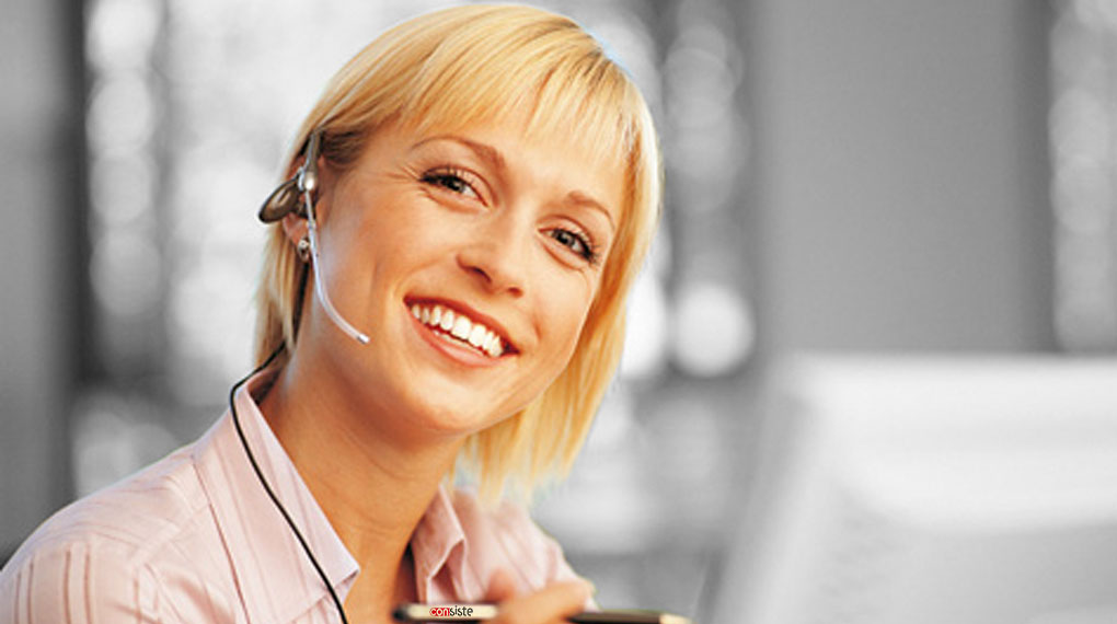 Llamenos para el Arreglo de sus Ordenadores en Majadahonda Una mujer con el teléfono. Llamenos para el Arreglo de sus Ordenadores en Majadahonda